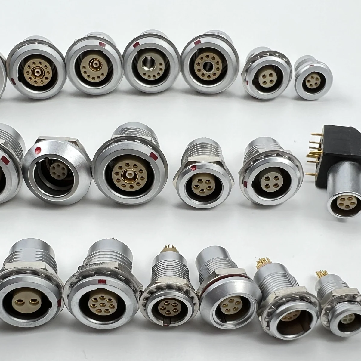 圆形连接器 · 触点数量: 2-26 · 端接方式 焊接 或 PCB 印刷