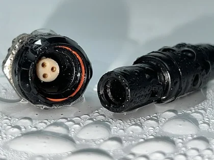推拉自锁连接器 · 防护等级 IP65